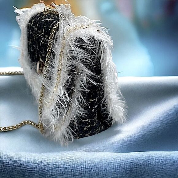 Fuzzy Purse l Shoulder Bag l No Name l Gold Hardware l Darling! l Clean l Small - Picture 8 of 8